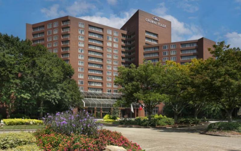Crowne Plaza Ravinia.jpg